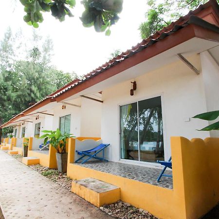 Issara Beach Resort Sichon Bagian luar foto