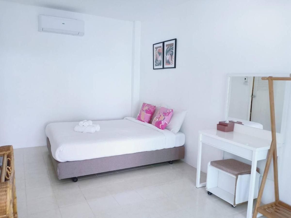 Issara Beach Resort Sichon Bagian luar foto