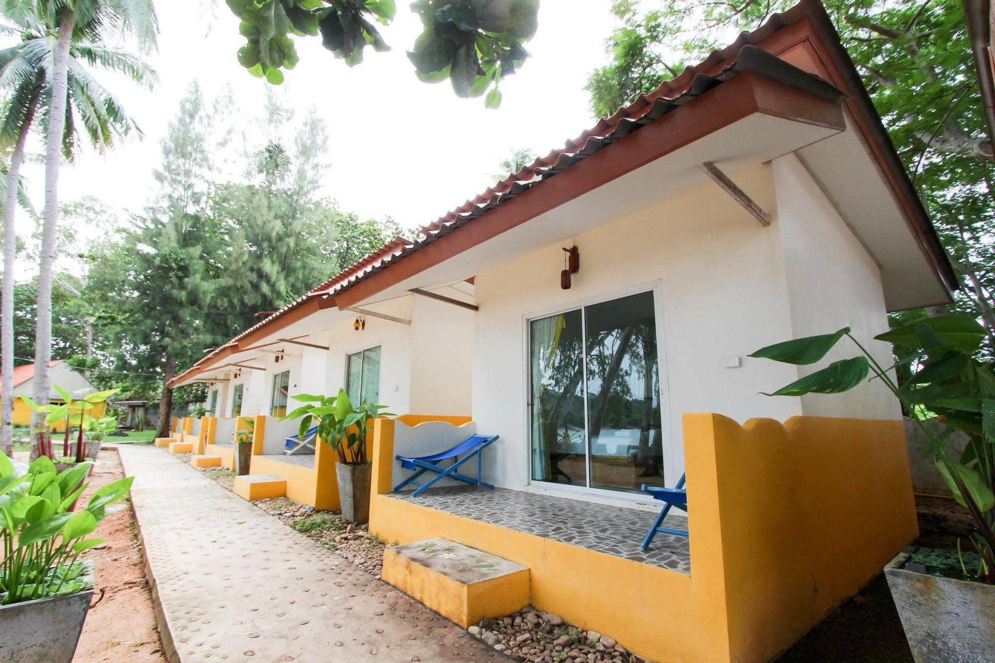 Issara Beach Resort Sichon Bagian luar foto