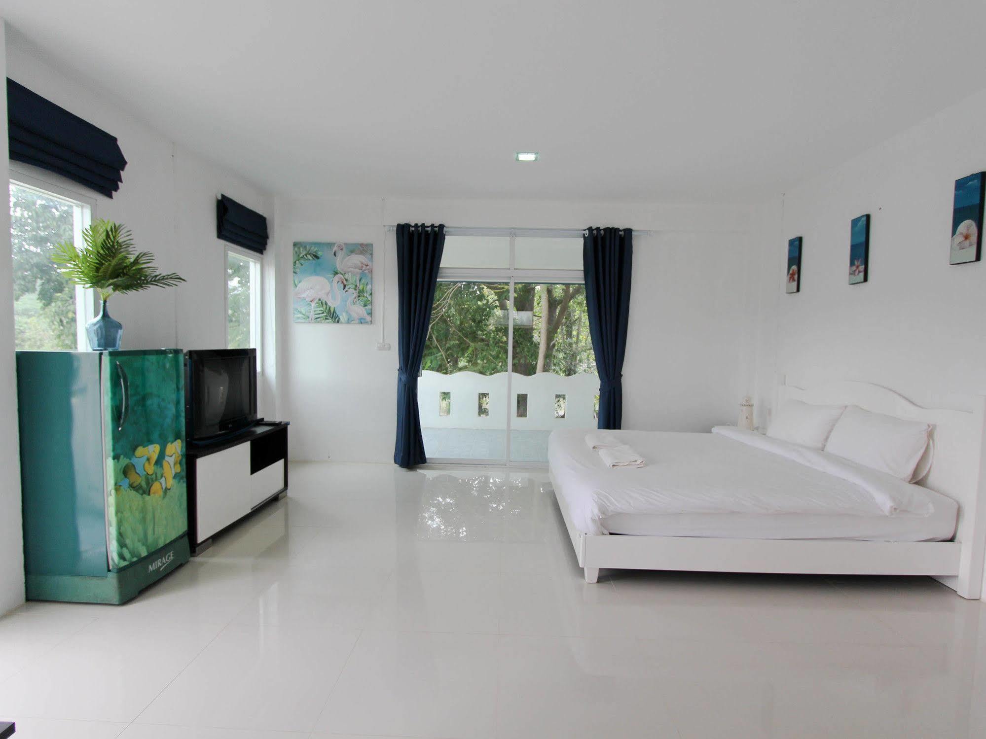 Issara Beach Resort Sichon Bagian luar foto