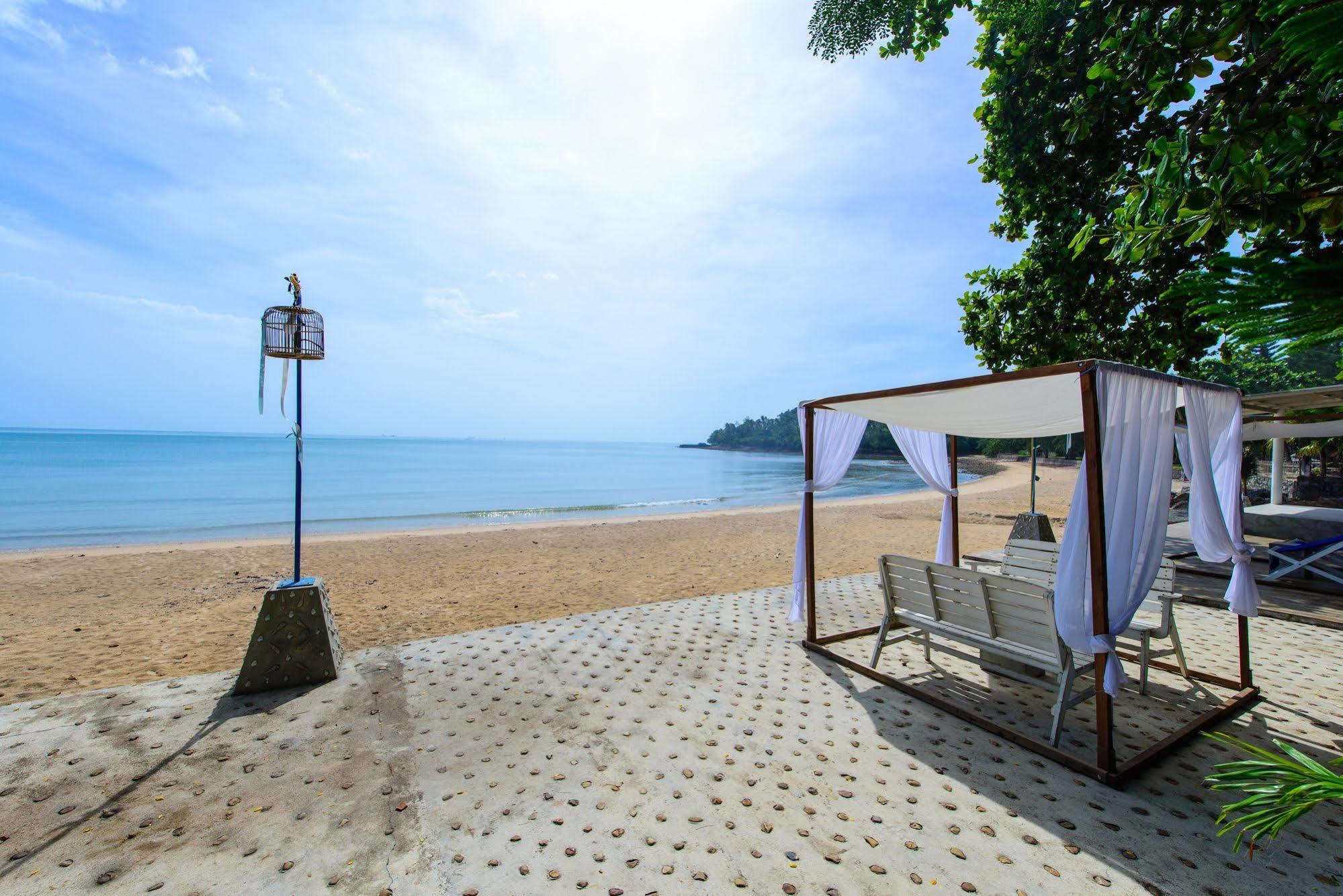 Issara Beach Resort Sichon Bagian luar foto