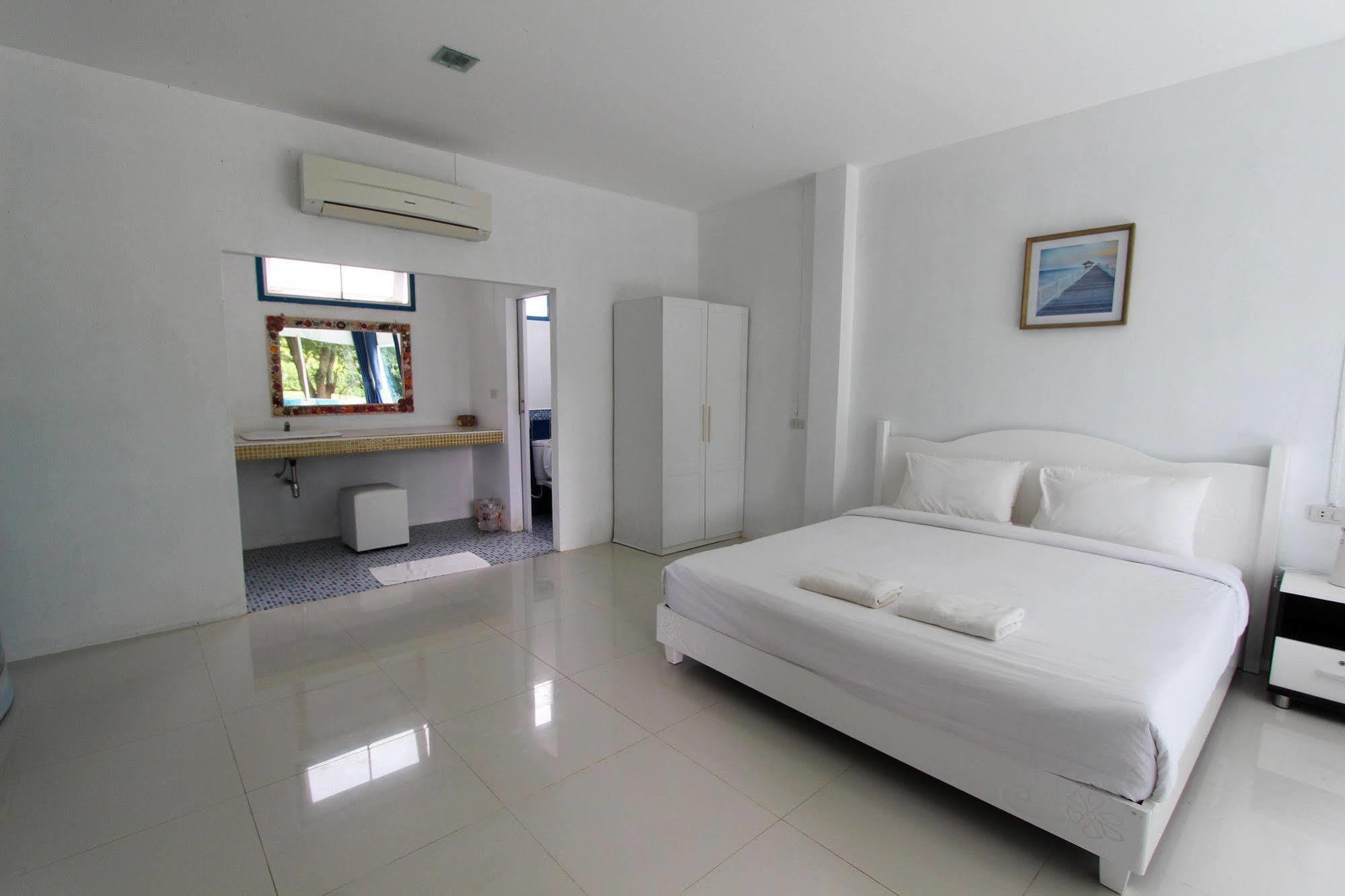 Issara Beach Resort Sichon Bagian luar foto