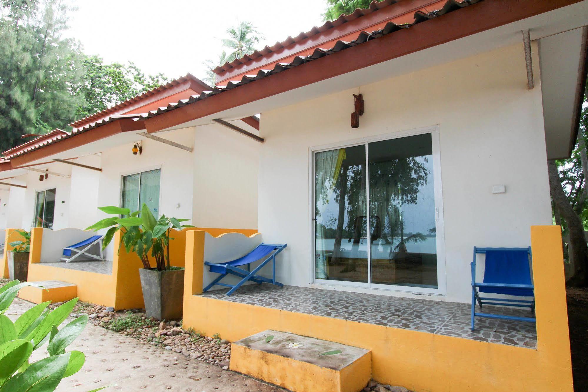 Issara Beach Resort Sichon Bagian luar foto
