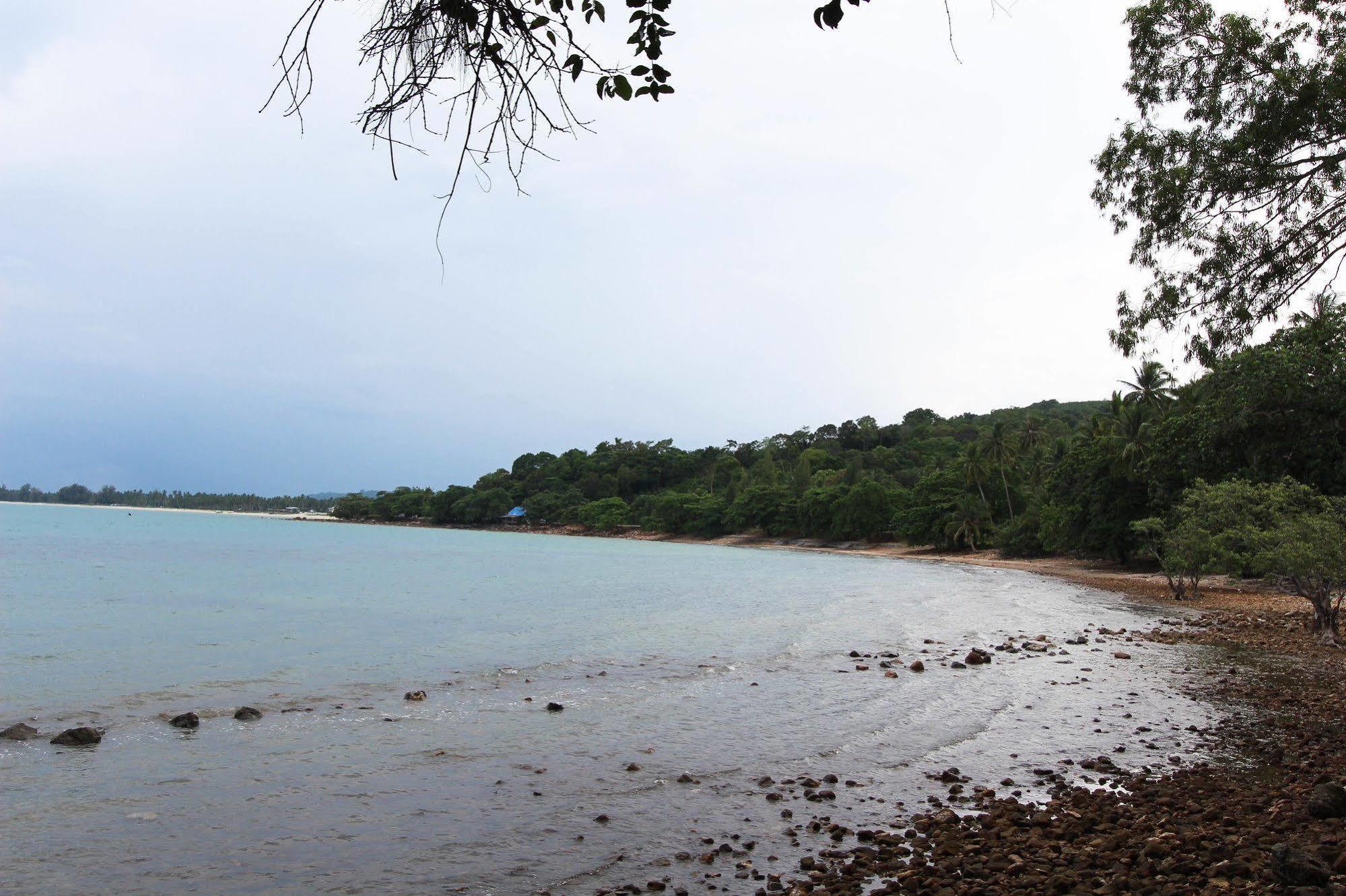 Issara Beach Resort Sichon Bagian luar foto