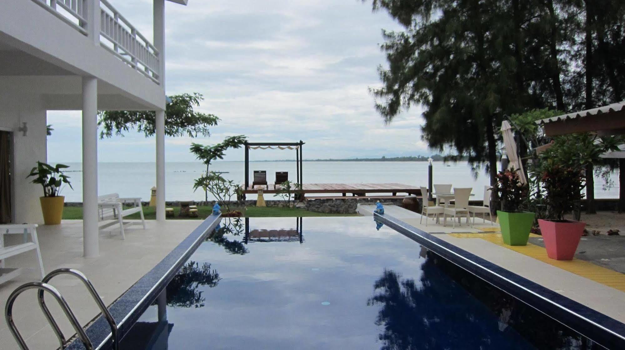 Issara Beach Resort Sichon Bagian luar foto