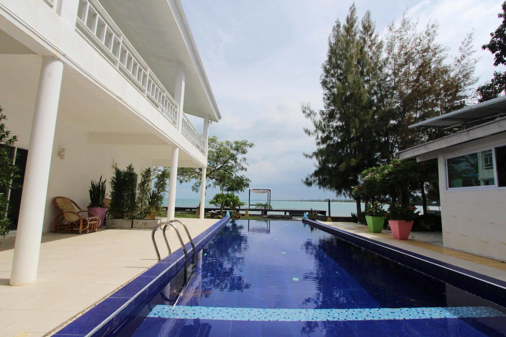 Issara Beach Resort Sichon Bagian luar foto