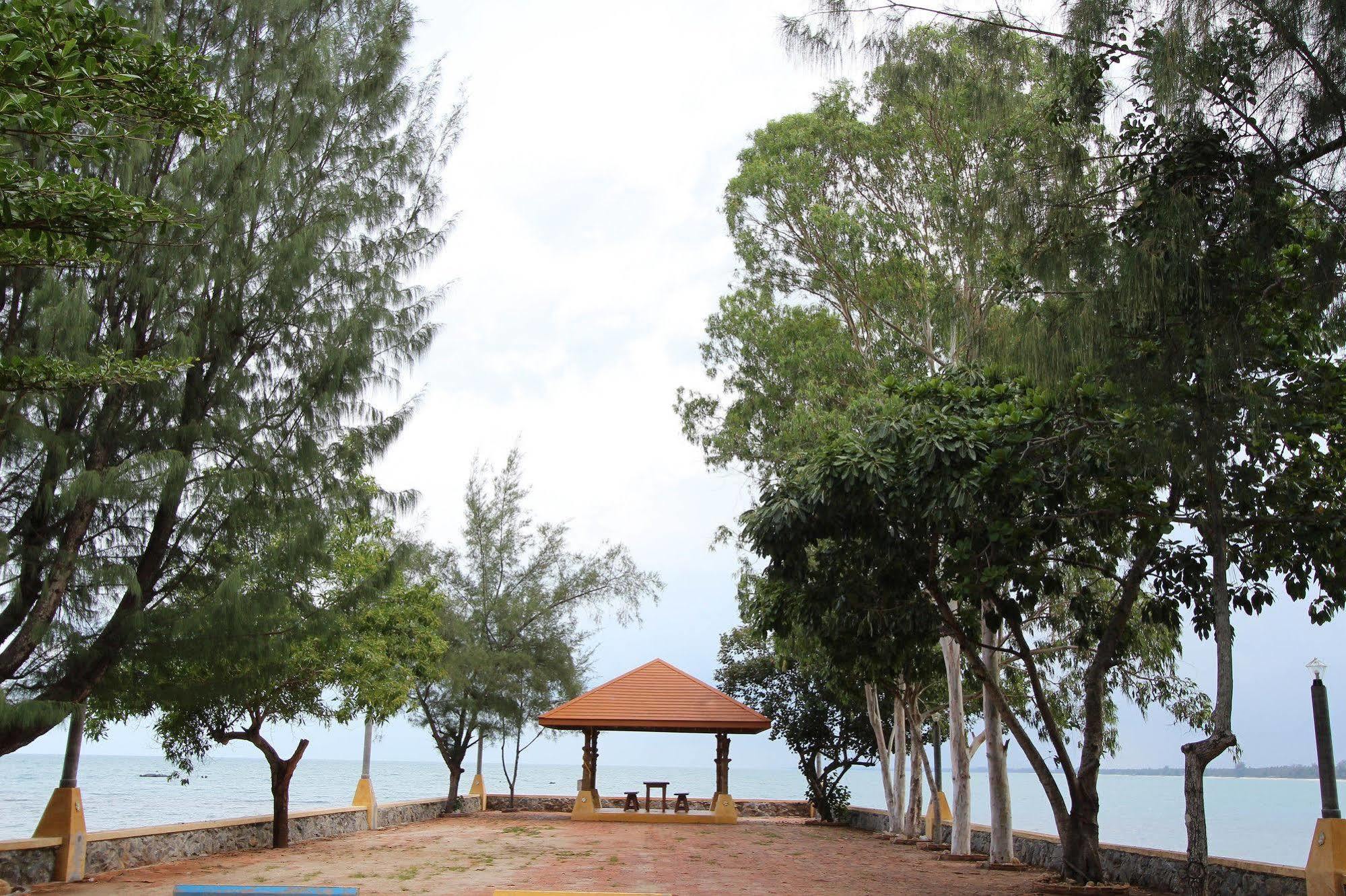 Issara Beach Resort Sichon Bagian luar foto